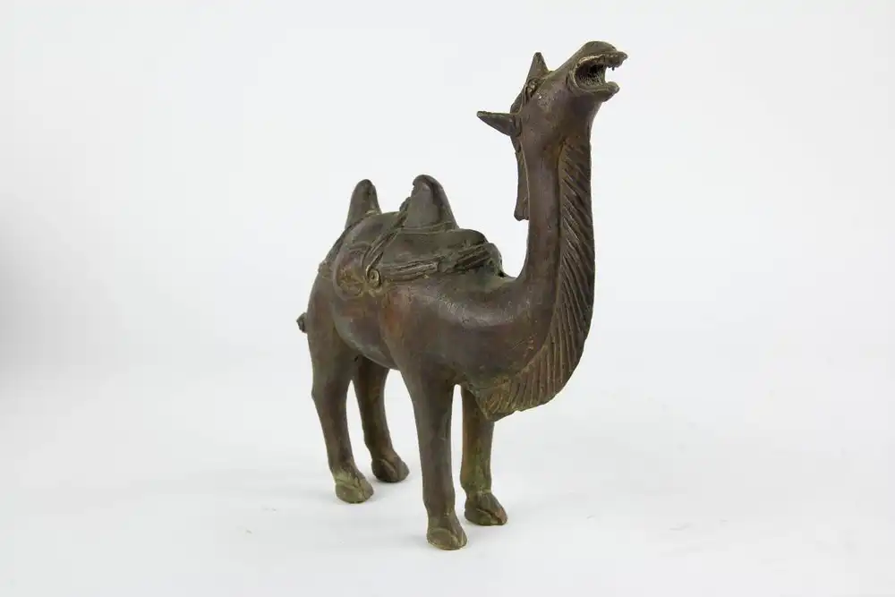 Figur, China, 2o. Jh., im Ming-Stil, Bronze, Kamel, feiner Guss und Patina. H: 19 cm. 0