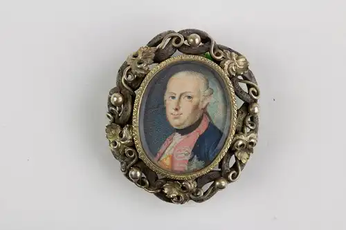 Geschenk-Brosche, 2. Hälfte 18. Jh., im Inneren ovale Miniatur mit dem Portrait von Friedrich Wilhelm II von Preußen in feiner Malerei, gefasst in Rahmen aus Silber und Gold in Form von Efeublättern und Zweigen gearbeitet, hochwertige...