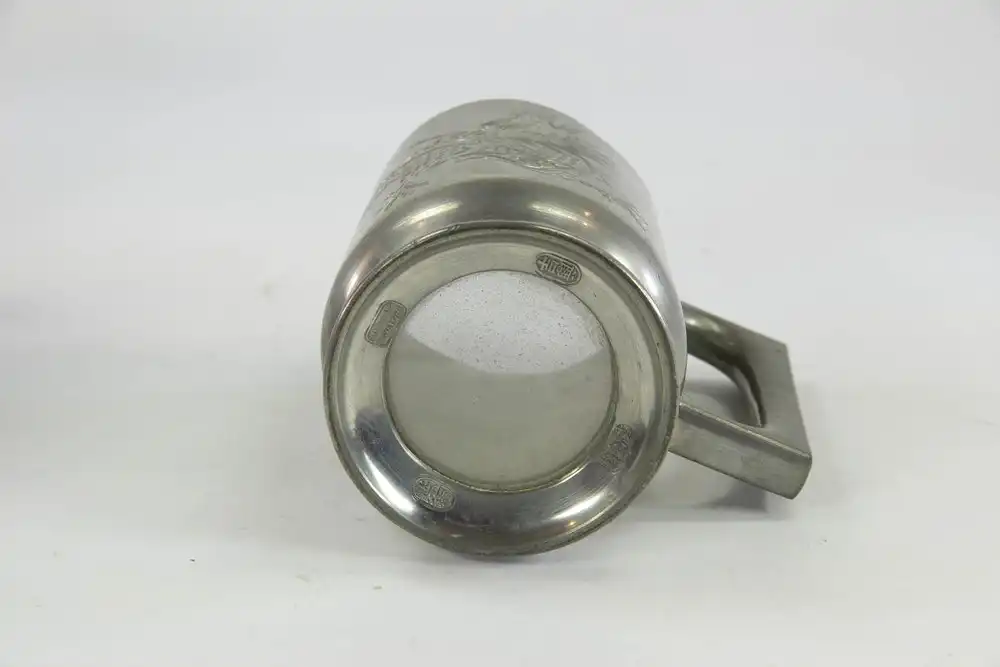 3 Zinnbecher, um 1900, China, Zinnmarke Hongkong, mit gravierten Drachen verziert, im Boden Glasscheibe, Gebrauchsspuren. H: 11 cm. 2