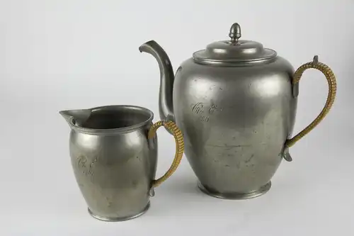 Kaffeekanne und Kännchen, Zinn, datiert 1861, mit Initialen, ungemarkt, guter Zustand, Schnepfe beschädigt. H: 11 cm und 20 cm.