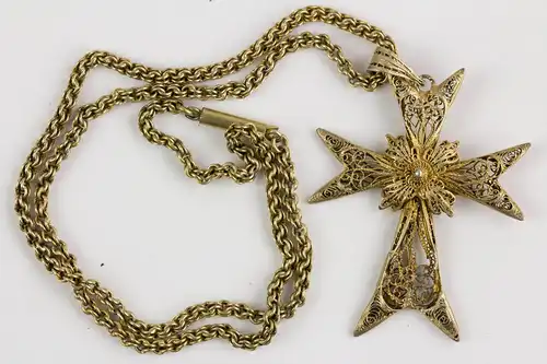 Kette mit Kreuz, Ende 19. Jh., Silber vergoldet, Kreuz an Silber vergoldeter Kordelkette, unterer Kreuzarm rückseitig stärker beschädigt. Kreuz: 6 cm x 4 cm, Kettenlänge: 49 cm.