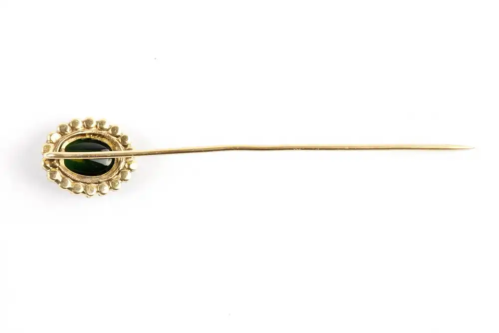Krawattennadel, Niederlande, um 1870, Eichenblatt-Punze für 585er Gold, mittig grüner Stein mit geschnittenen antiken Portrait, von kleinen Flussperlen flankiert, sehr schöne Juwelierarbeit. L: 7 cm. 1