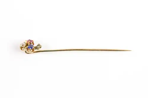 Krawattennadel, um 1900, 585er Gold, ungemarkt, in Form eines Kleeblattes, mit Saphier, Diamant und Rubin besetzt, im Stil kleiner Rosendiamant. L: 5,5 cm.