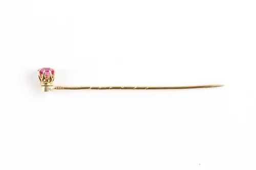 um 1900, 585er Gold, gestempelt, gefasster Rubin. L: 5 cm.

Tie pin, Gold, marked, ruby. L: 5 cm.