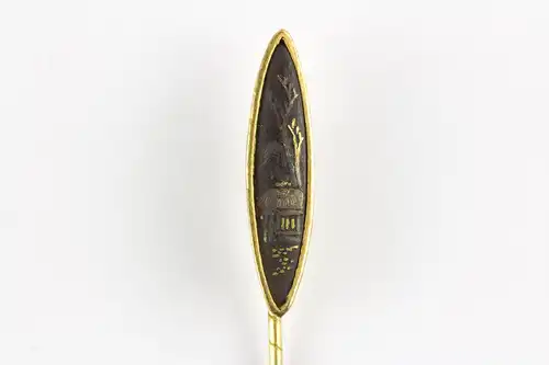 Krawattennadel, 20. Jh., vergoldet, ellipsenförmige, japanische Eisenarbeit mit Silber und Gold ausgelegt. L: 6 cm.