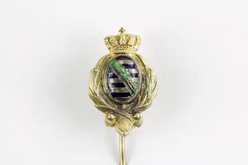 Krawattennadel, um 1900, Silber vergoldet, emailliertes, sächsisches Wappen, flankiert von Palmzweigen und bekrönt, rückseitig Polnisch-Litauisches Wappen, rechter Palmzweig beschädigt. L: 5,5 cm. 