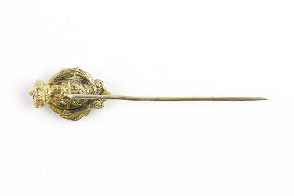 Krawattennadel, um 1900, Silber vergoldet, emailliertes, sächsisches Wappen, flankiert von Palmzweigen und bekrönt, rückseitig Polnisch-Litauisches Wappen, rechter Palmzweig beschädigt. L: 5,5 cm.  1