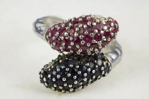 Ring, 925er Silber gestempelt, als zwei Schlangenköpfe gearbeitet, besetzt mit roten und dunkelblauen Steinen, getragen, Gebrauchsspuren, Ringgröße 54, ca. 17,4 mm.