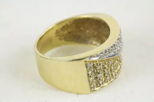 Ring, 20. Jh., 585er Gold, 5,6 g, ca. 0,20 ct, Gelb- und Weissgold, mit kleinen Diamanten besetzt, Tragespuren. D: 16 mm