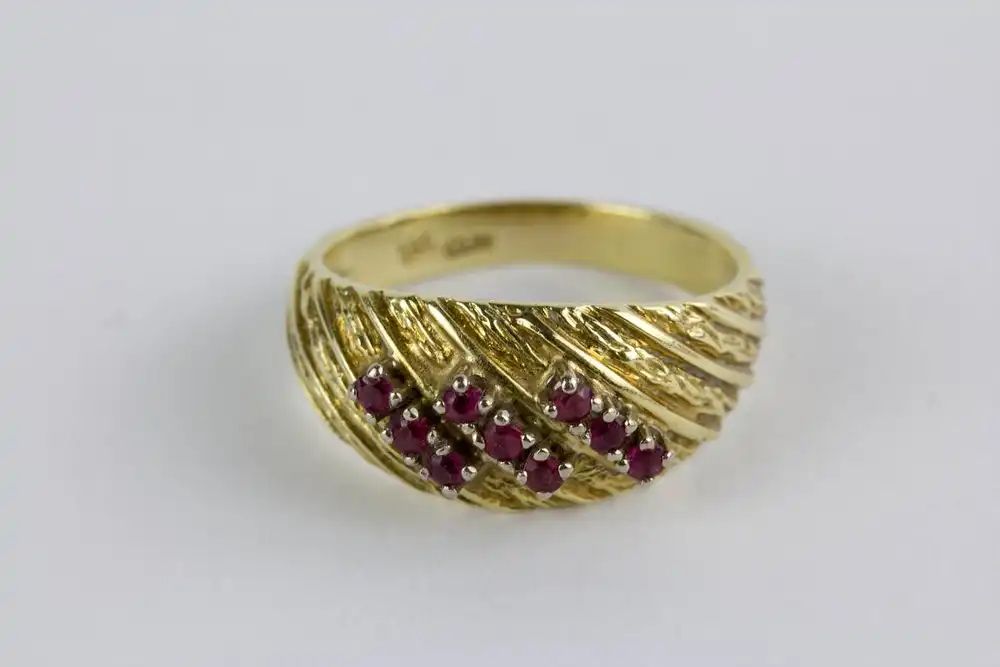 Ring, 585er Gold gestempelt, besetzt mit kleinen Rubinen, getragen, Gebrauchsspuren, Ringgröße 54, ca. 17,4 mm 1