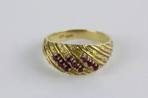 Ring, 585er Gold gestempelt, besetzt mit kleinen Rubinen, getragen, Gebrauchsspuren, Ringgröße 54, ca. 17,4 mm