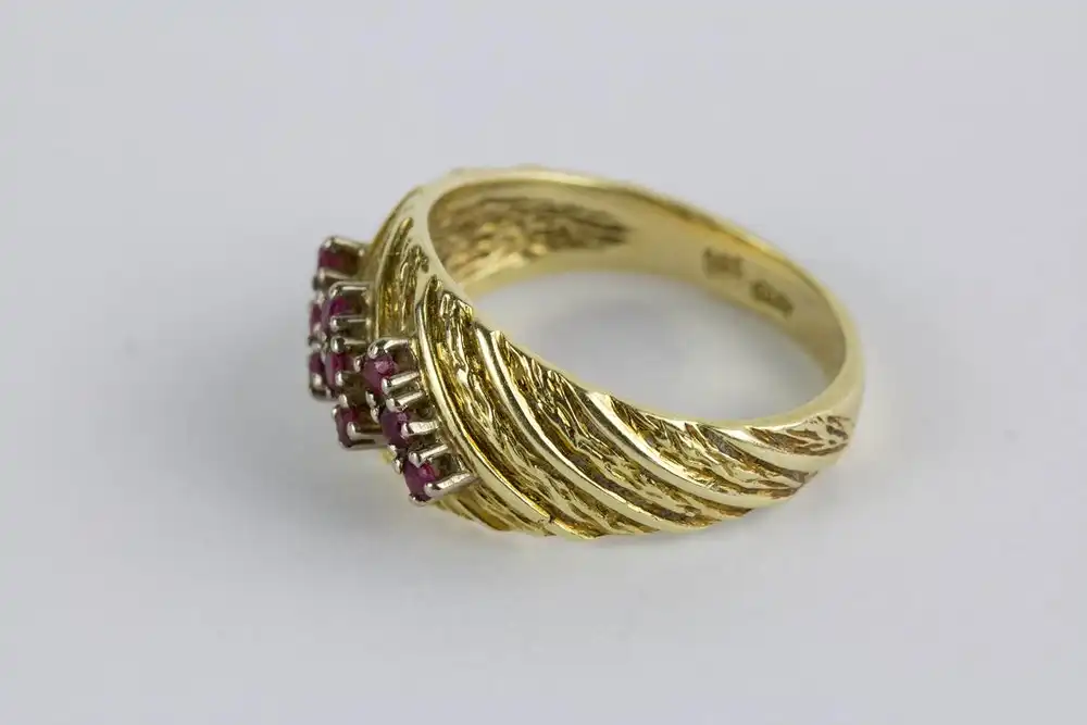 Ring, 585er Gold gestempelt, besetzt mit kleinen Rubinen, getragen, Gebrauchsspuren, Ringgröße 54, ca. 17,4 mm 2