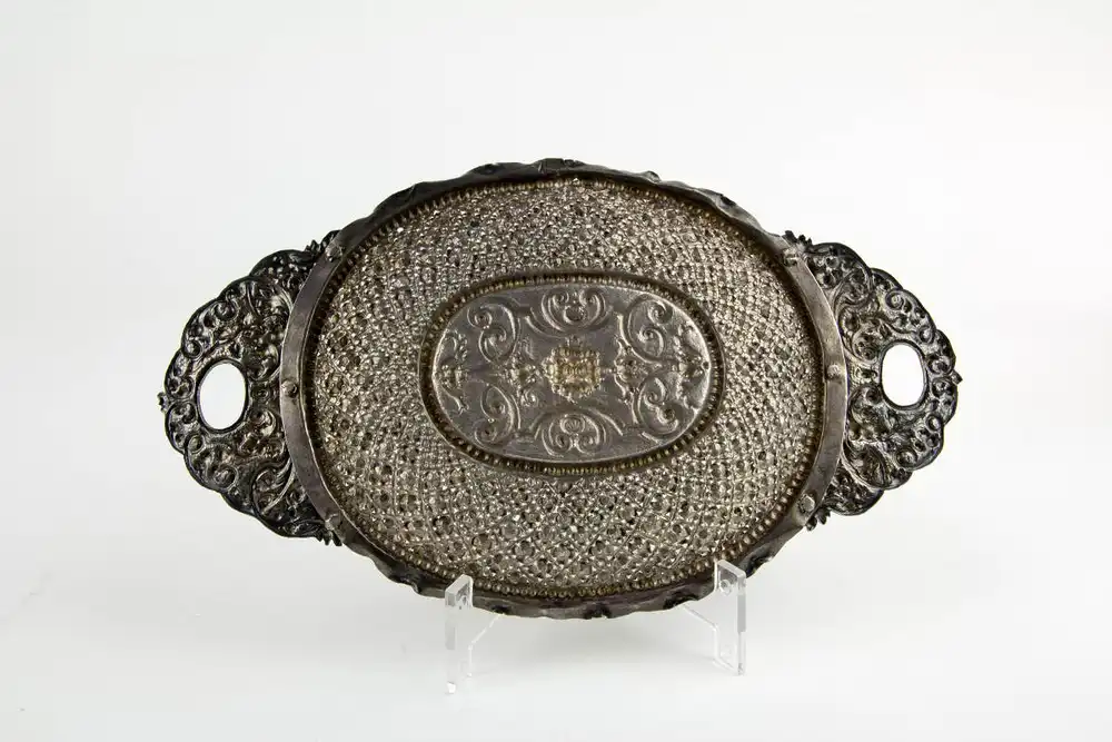 Kleine Schauplatte, 2. Hälfte 17. Jh., Silber, gestempelt Augsburg und unbekannte Marke, ovales Tablett, durchbrochen in Blütenform gearbeitet, Mittelmedaillon im Perlkranz mit Ornamenten, Handhaben floral verziert und vergoldet, Gebrauchsspuren. L:... 1