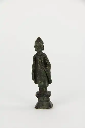 Kleiner Buddha, Thailand, wohl 18. Jh., Bronze, Ausgrabung. H: 8,5 cm.