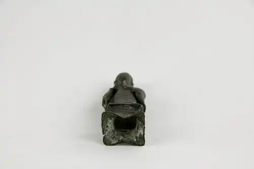 Kleiner Buddha, Thailand, wohl 18. Jh., Bronze, Ausgrabung. H: 8,5 cm.