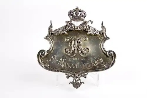 Großes Schild, um 1900, Silber, gestempelt Miller 800, zum Aufhängen, mittig KR für Ulanen Regiment König Karl, Nr. 19, (1. Württembergisches), mit Inschrift: \\\"gestiftet von Sr. Majestät dem König\\\", dieses Schild ist ein Geschenk des...
