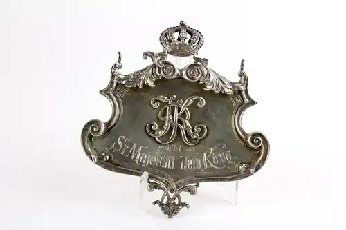 Großes Schild, um 1900, Silber, gestempelt Miller 800, zum Aufhängen, mittig KR für Ulanen Regiment König Karl, Nr. 19, (1. Württembergisches), mit Inschrift: \\\"gestiftet von Sr. Majestät dem König\\\", dieses Schild ist ein Geschenk des...