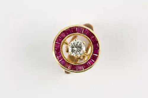 Clip, 20er Jahre, 750er Gold, ungestempelt, in Form eines Ringes, mit Rubin-Karree besetzt, mittig ein Brilliant von 0,20 ct, hochwertige Arbeit, Gebrauchsspuren. D: 11 mm.