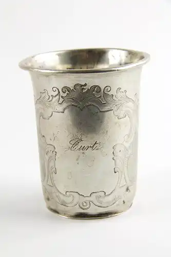 Becher, um 1870, Silber gestempelt, in gravierter Kartusche der Name: Curt, starke Gebrauchsspuren. H: 7 cm, 44,2 g.