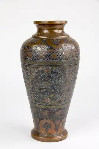 Vase, Syrien/Ägypten, Cairoware, Mitte 20. Jh., Kupfer mit Silber aufgelegt, umlaufend mit Ornamenten und Symbolen verziert, Gebrauchsspuren. H: 21 cm.