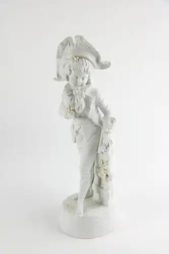 Porzellanfigur, Thüringen, Ende 19. Jh., weißes Biscuitporzellan, Knabe mit Blumen, gekleidet im Stil des ausklingenden 18. Jh. H: 33 cm.