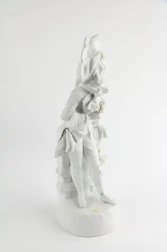 Porzellanfigur, Thüringen, Ende 19. Jh., weißes Biscuitporzellan, Knabe mit Blumen, gekleidet im Stil des ausklingenden 18. Jh. H: 33 cm.