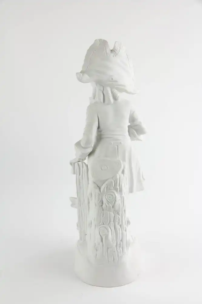 Porzellanfigur, Thüringen, Ende 19. Jh., weißes Biscuitporzellan, Knabe mit Blumen, gekleidet im Stil des ausklingenden 18. Jh. H: 33 cm. 2