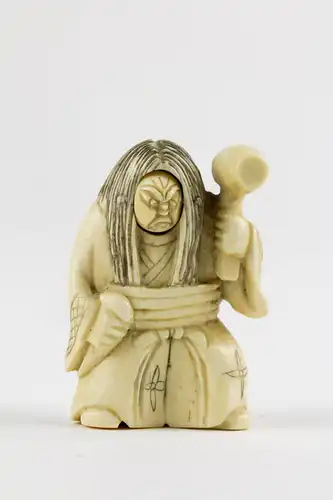 Netsuke, Japan, Meiji Zeit, Elfenbein, geschnitzte Figur mit Hammer, Daikoku einer, der 7 Glücksgötter, mit Wechselgesicht für gut und böse, Gebrauchsspuren. H: 4,8 cm.