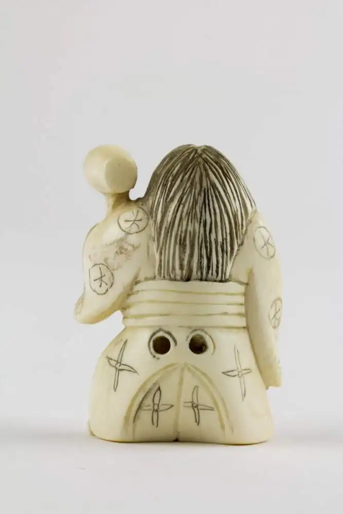 Netsuke, Japan, Meiji Zeit, Elfenbein, geschnitzte Figur mit Hammer, Daikoku einer, der 7 Glücksgötter, mit Wechselgesicht für gut und böse, Gebrauchsspuren. H: 4,8 cm. 2