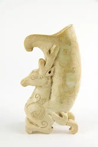 Ziergefäß, 20. Jh., im Stil der Zhou Dynastie, Speckstein geschnitzt, Handarbeit, Hirsch mit Vase, ein Fuß geklebt, sehr dekorativ. H: 15cm.