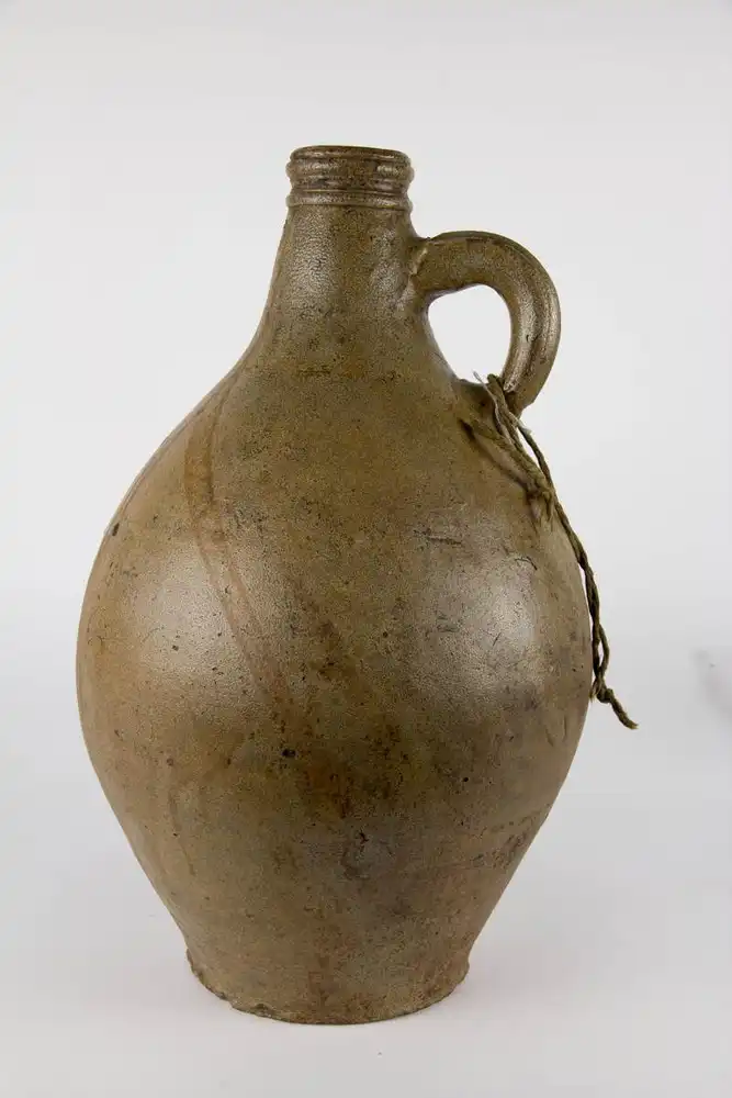 Krug, Frechen, 18. Jh., brauner Scherben, guter gebrauchter Zustand. H: 36 cm. 0