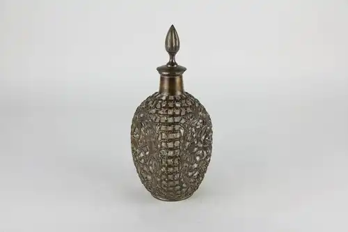 Karaffe, China, (wohl Hongkong) um 1900, netzartig mit versilberten Kupferdraht überzogene Glasflasche, verziert mit buddhistischen Symbolen, berieben, Gebrauchsspuren. H: 28 cm.