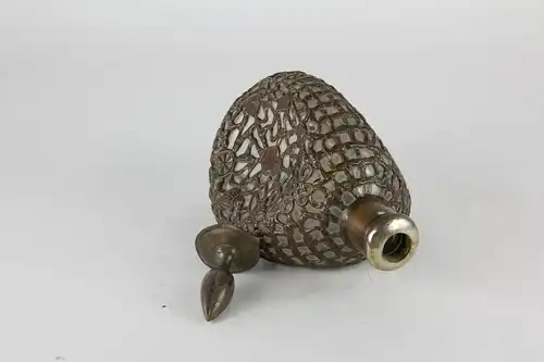 Karaffe, China, (wohl Hongkong) um 1900, netzartig mit versilberten Kupferdraht überzogene Glasflasche, verziert mit buddhistischen Symbolen, berieben, Gebrauchsspuren. H: 28 cm.