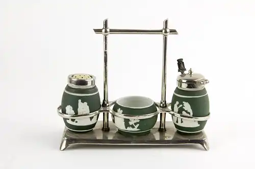 Menage, um 1900, im Stil von Wedgwood, vernickeltes Gestell mit Silberlöffel, sehr originell, Gebrauchsspuren. B: 6,5 cm, H: 15 cm, L: 18 cm.