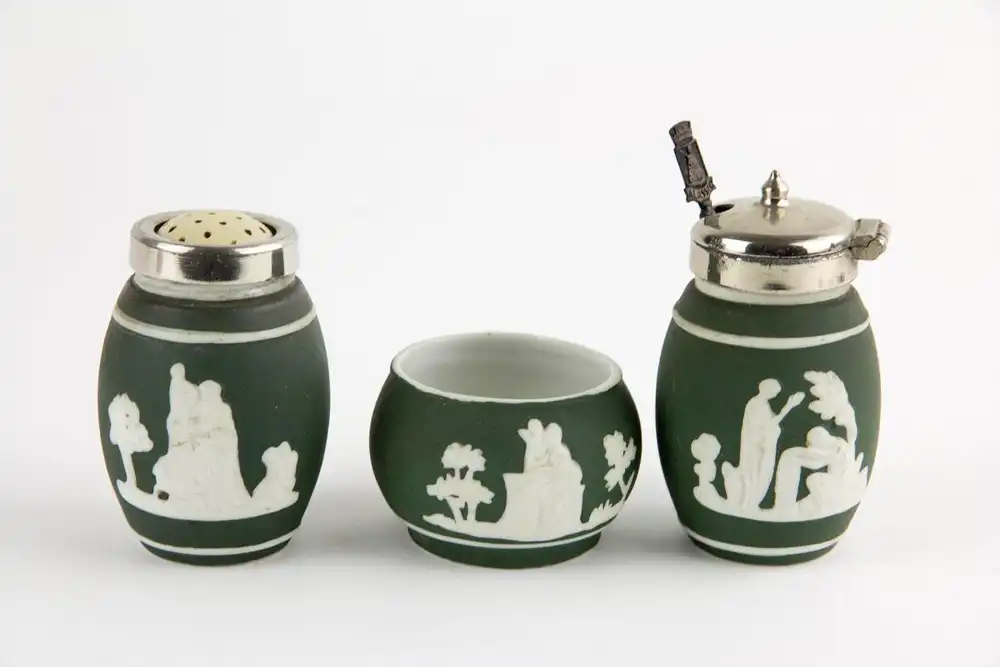 Menage, um 1900, im Stil von Wedgwood, vernickeltes Gestell mit Silberlöffel, sehr originell, Gebrauchsspuren. B: 6,5 cm, H: 15 cm, L: 18 cm. 2