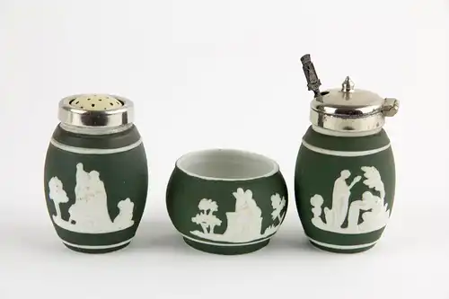 Menage, um 1900, im Stil von Wedgwood, vernickeltes Gestell mit Silberlöffel, sehr originell, Gebrauchsspuren. B: 6,5 cm, H: 15 cm, L: 18 cm.