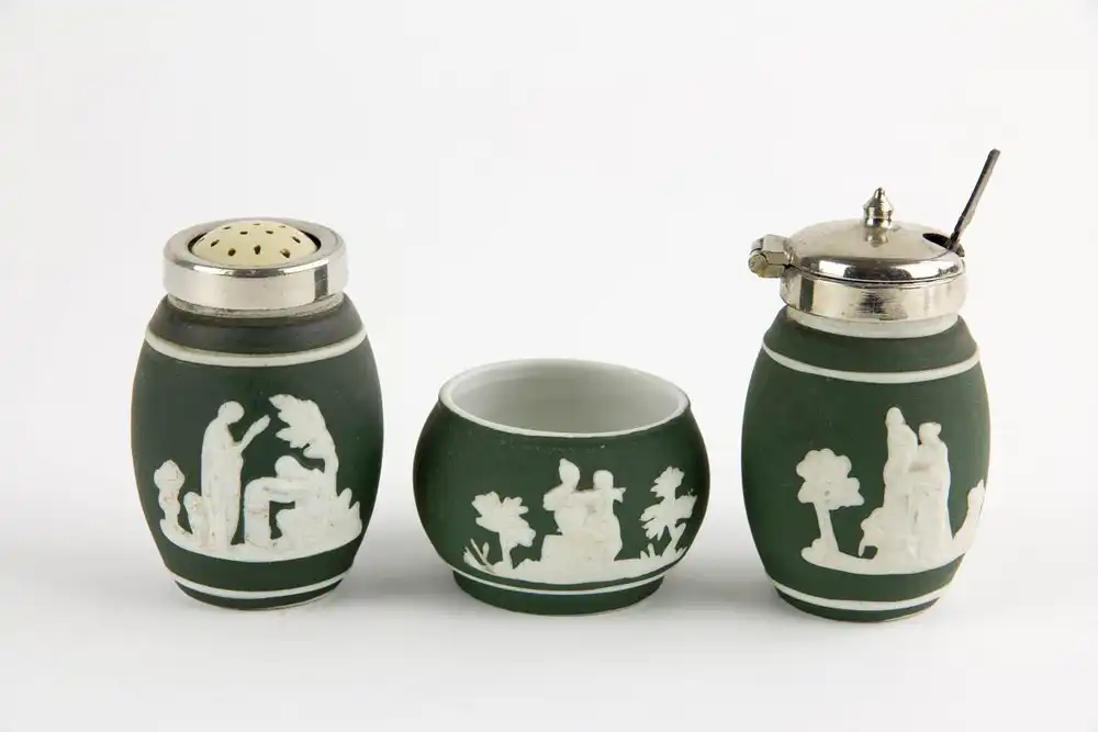Menage, um 1900, im Stil von Wedgwood, vernickeltes Gestell mit Silberlöffel, sehr originell, Gebrauchsspuren. B: 6,5 cm, H: 15 cm, L: 18 cm. 3