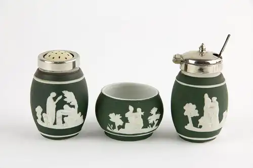 Menage, um 1900, im Stil von Wedgwood, vernickeltes Gestell mit Silberlöffel, sehr originell, Gebrauchsspuren. B: 6,5 cm, H: 15 cm, L: 18 cm.