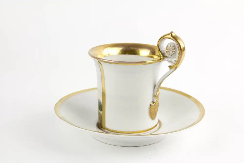 Tasse und Untertasse, Mitte 19. Jh., Berlin oder Schlesien, mit Pseudo- Zepter Marke, auf Schauseite Darstellung eines Offiziers der Garde de Corps in Supraweste auf Pferd, daneben ein Offizier der Garde Kürassiere in Parade, sehr feine Malerei,... 1