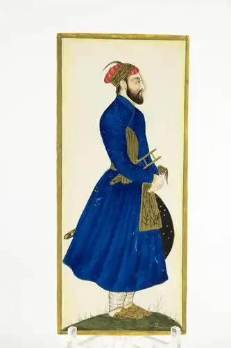 Miniatur,
Indien, 19. Jh., auf Elfenbeinplatte, Darstellung eines Offiziers oder Prinzen in nachtblauem Gewand, Schild und Waffen tragend, goldverziert, sehr hochwertige Malerei, unbeschädigt. H: 17,5 cm, B: 7,5 cm.