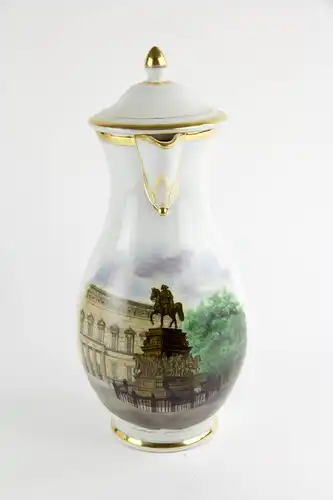 Kanne, 2. Hälfte 19. Jh., undeutlich gemarkt, wohl SPM Berlin Mohabit, auf Schauseite Darstellung des Denkmals Friedrich des Großen in Berlin, im Hintergrund Schlossansicht, sehr feine Malerei, unbeschädigt. H: 31,5 cm.