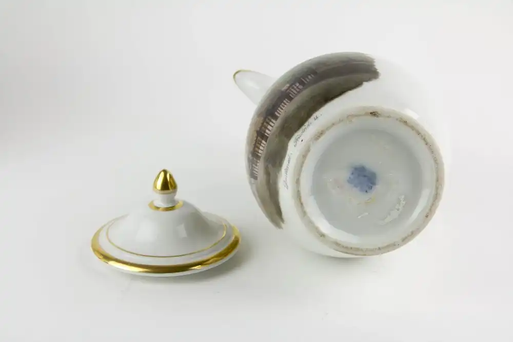 Kanne, 2. Hälfte 19. Jh., undeutlich gemarkt, wohl SPM Berlin Mohabit, auf Schauseite Darstellung des Denkmals Friedrich des Großen in Berlin, im Hintergrund Schlossansicht, sehr feine Malerei, unbeschädigt. H: 31,5 cm. 2