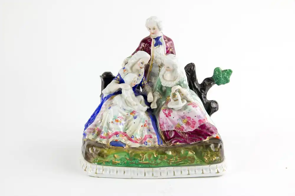 Schreibgarnitur, Thüringen, Mitte 19. Jh., ungemarkt, Porzellan, polychrom bemalt, plastische Darstellung einer Familie in einer Landschaft im Rokoko-Stil auf Grundplatte, abnehmbar, Grundplatte mit 2 Gefäßen, diese verziert mit Männermasken für... 0