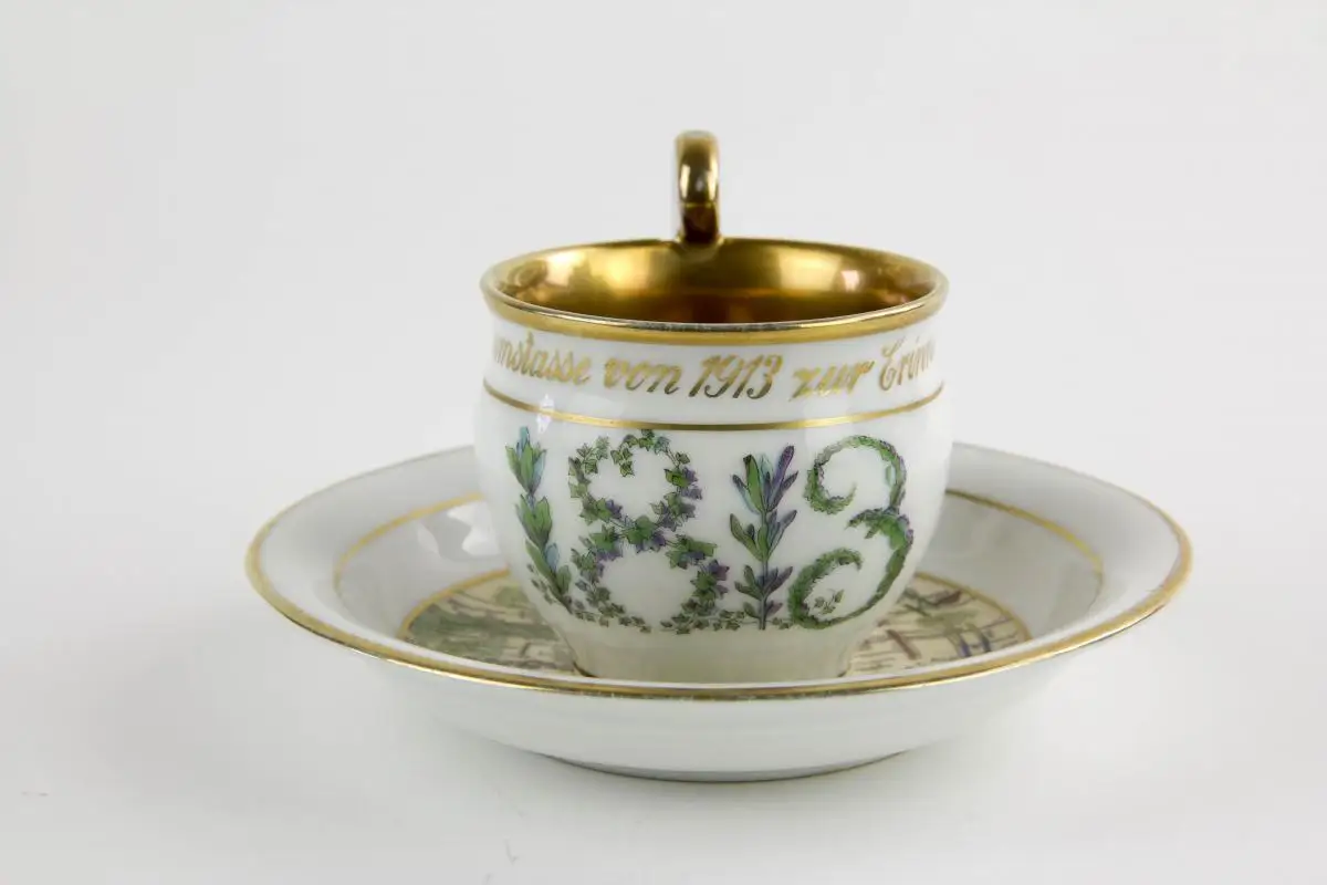 Jubiläumstasse, 1913, gemarkt BEYER und BOCK, Volksstedt, Thüringen, auf die Völkerschlacht 1813 bei Leipzig, Umdruckdekor, Vergoldung, leicht berieben, guter Zustand. H: 6 cm. 0