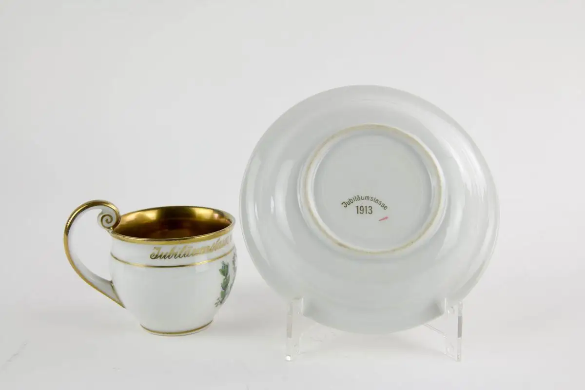 Jubiläumstasse, 1913, gemarkt BEYER und BOCK, Volksstedt, Thüringen, auf die Völkerschlacht 1813 bei Leipzig, Umdruckdekor, Vergoldung, leicht berieben, guter Zustand. H: 6 cm. 1