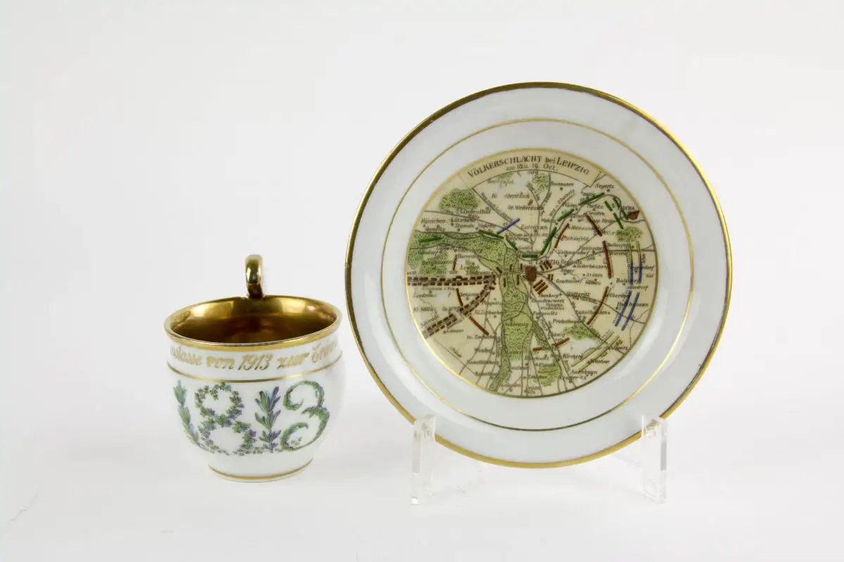 Jubiläumstasse, 1913, gemarkt BEYER und BOCK, Volksstedt, Thüringen, auf die Völkerschlacht 1813 bei Leipzig, Umdruckdekor, Vergoldung, leicht berieben, guter Zustand. H: 6 cm. 2