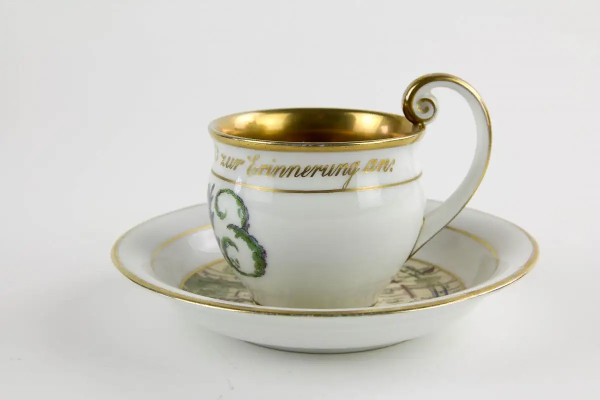 Jubiläumstasse, 1913, gemarkt BEYER und BOCK, Volksstedt, Thüringen, auf die Völkerschlacht 1813 bei Leipzig, Umdruckdekor, Vergoldung, leicht berieben, guter Zustand. H: 6 cm. 3