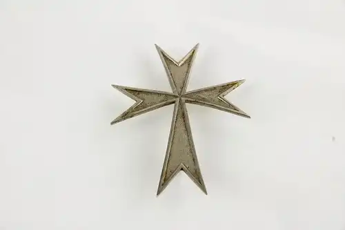 Malteserkreuz, Österreich, 1. WK, Messing vernickelt, Steckkreuz für Sanitäter und Gesitliche, selten, Gebrauchsspuren. H: 6,5 cm. 