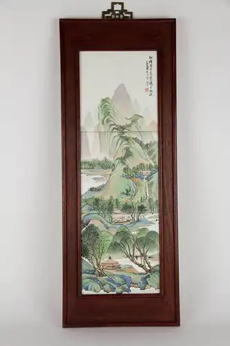 Singapur, 20. Jh., auf Fliesen gemalt, Darstellung einer Gebirgslandschaft mit Häusern, im Holzrahmen, unbeschädigt. H: 45 cm, B: 15 cm.     Painting, Singapore, 20th century, on tiles, landscape, wooden frame, undamaged.