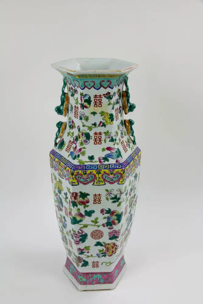 Groe Vase, China, 20. Jh., umlaufend bemalt mit Glckssymbolen in Emaillemalerei, am Fu bestoen, sonst unbeschdigt, gute Qualitt. H: 61 cm. 0